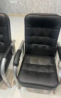 میز اداری و ۴ عدد صندلی انتظار و جلو مبلی