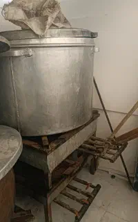 دوتا دیگ بزرگ و سه تا تک شعله صنعتی