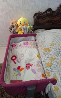 تخت کنار مادر