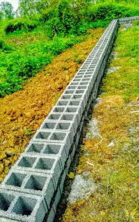 معمار بنایی بلوک چینی سیمانکاری سیاه سفید تخریب