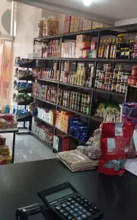 فروشنده در لبنیات
