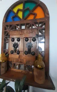 میز وسط مبل و اینه سنتی