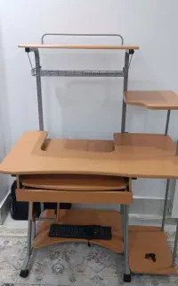 میز تحریر و کامپیوتر