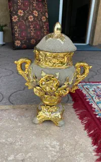گلدان طلایی میز خاطره پشتی تابلو گلدان
