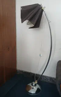 آباژور ایستاده