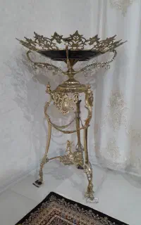 جا میوه برنزی کنار سالنی