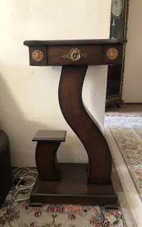 میز تلفن و ساعت ایستاده