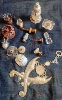 مجموعه از وسایل قدیمی و جاسوئیچی قدیمی