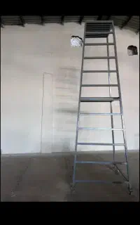 نیمکت اهنی چهارپایه بلند کرایه میدیم