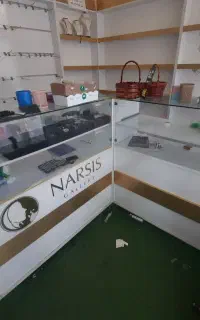 چن عدد دکور و مقداری عطر بفروش میرسد
