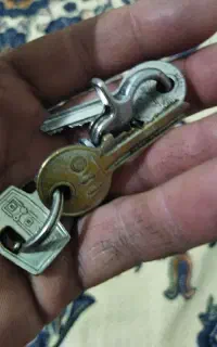 د سته کلیدم گم شده یه چاقو کوچیکم تو دسته کلید