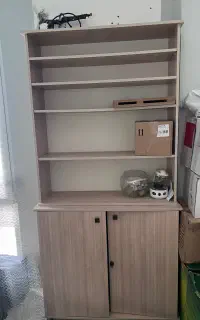 کتابخانه و میز کار کرم