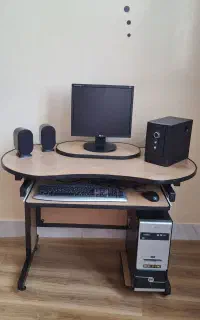 میز کامپیوتر تمیز و سالم