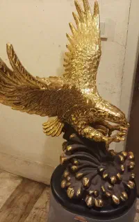 مجسمه عقاب طلایی (شکوه پرواز) به همراه میز کنسول