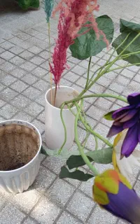 دو عدد گلدان سرامیکی به همراه چهار شاخه گل مصنوعی