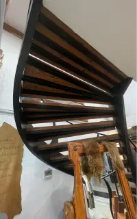 پله گرد آهنی و دکوراسیون و کرکره برقی و پارکت