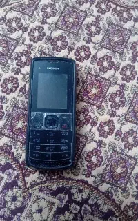 یک عدد گوشی x1سالم بدون کارتون باشارژر