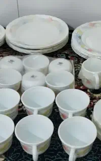 سرویس غذا خوری ۴۶ پارچه ۵ دست دارم مارک رویال هست