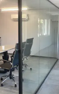 منشی خانم مسلط به کامپیوتر