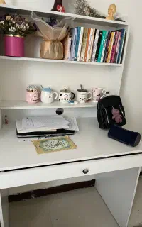 کتابخونه و میز تحریر