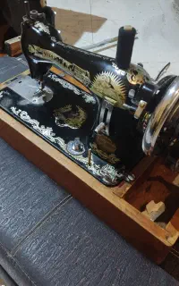 چرخ خیاطی قدیمی کم استفاده شده در حد