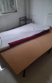 تخت دونفره .ساده به همراه سرتختی