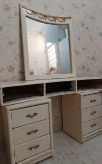 میز ارایش به همراه آینه و پاتختی