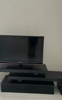 ال سی دی ۴۲ اینج سالم خیلی تمیز با میز سه تیکه