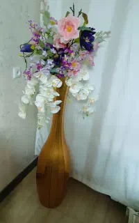 گلدان چوبی رویه طلایی با گلهای وارداتی