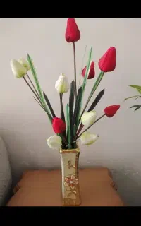 گلدان و گل مصنوعی