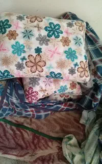 ۶عدد بالشت  ۶عدد پشتی ۲عدد تشک یک نفره