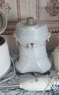 فروش سرخ کن، آب میوه گیری، و آسیاب مخلوط کن