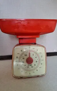 ترازوی قرمز رنگ نوستالژی مارک هدیه
