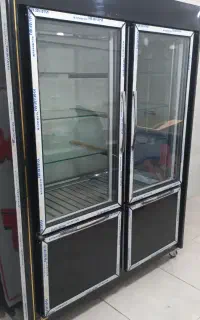 یخچال چهار درب دو طرف مرغ فروشی و فریزر ایستاده
