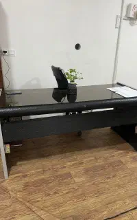 میز اداری و کف پوش