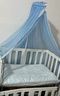 تخت کنار مادر