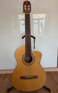 گیتار دست ساز اسپانیایی