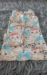 تعداد ی لباس بچگانه