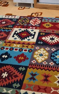 ۳عدد فرش ۴متری کاملا نو وتمیز ۲عدد پادری
