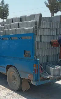 کارگر برای تخلیه و بارگیری بلوک