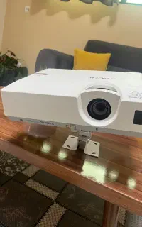 ویدیو پرژکتور  Hitachi و پرده نمایش برقیScope