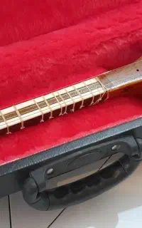 سه‌تار چهار سیم با جعبه (هاردکیس)