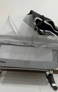 تخت کنار مادر و گهواره