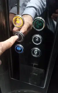 نصب و تعمیر و سرویس انواع آسانسور