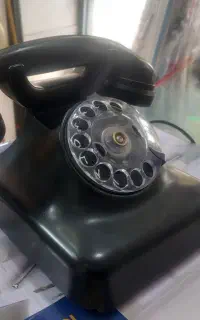 ۲ عدد تلفن قدیمی