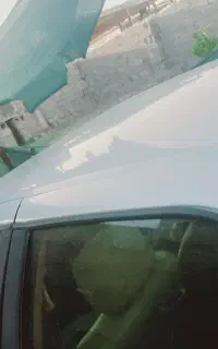 پژو بدون رنگ فقط یک گلگیر عقبی افتاب سوختگی داره