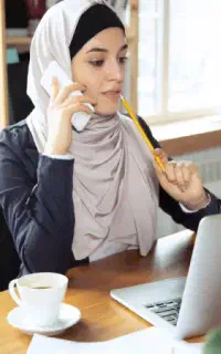 یک نفر منشی خانم اشنا به کامپیوتر