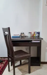 میر تحریر و کامپیوتر به همراه صندلی