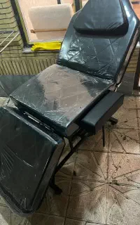 تخت ارایشگاه در حد نو و پرده با شال و کتیبه