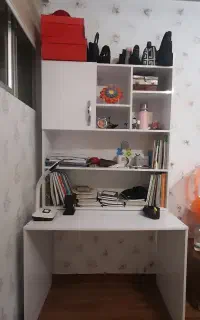 میز تحریر و کتابخانه